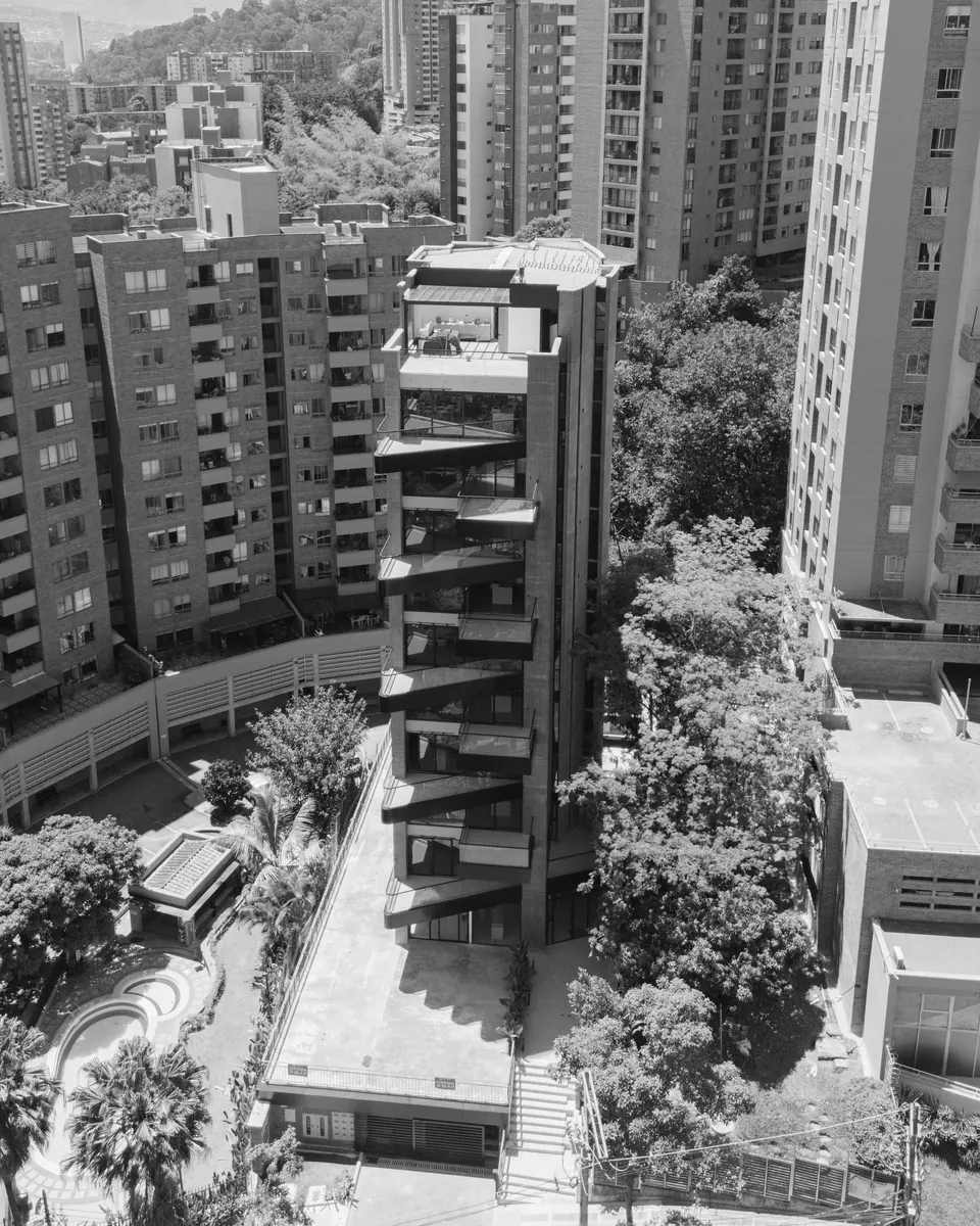 Vista aérea del edificio de Altitud entre los árboles de Castropol